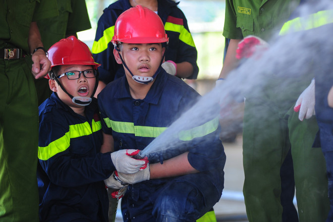 Một ngày vào vai làm lính cứu hỏa của các em nhỏ Thủ đô ảnh 12