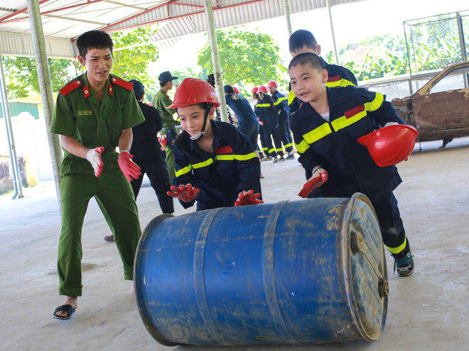 Một ngày vào vai làm lính cứu hỏa của các em nhỏ Thủ đô ảnh 10