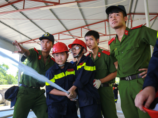 Một ngày vào vai làm lính cứu hỏa của các em nhỏ Thủ đô ảnh 13