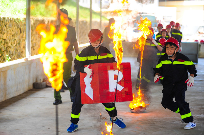 Một ngày vào vai làm lính cứu hỏa của các em nhỏ Thủ đô ảnh 1