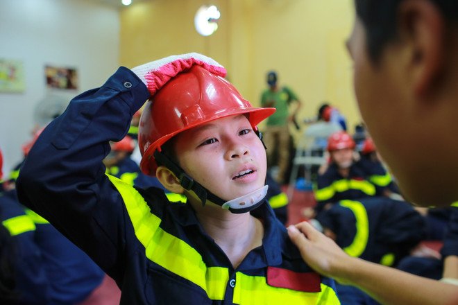 Một ngày vào vai làm lính cứu hỏa của các em nhỏ Thủ đô ảnh 5