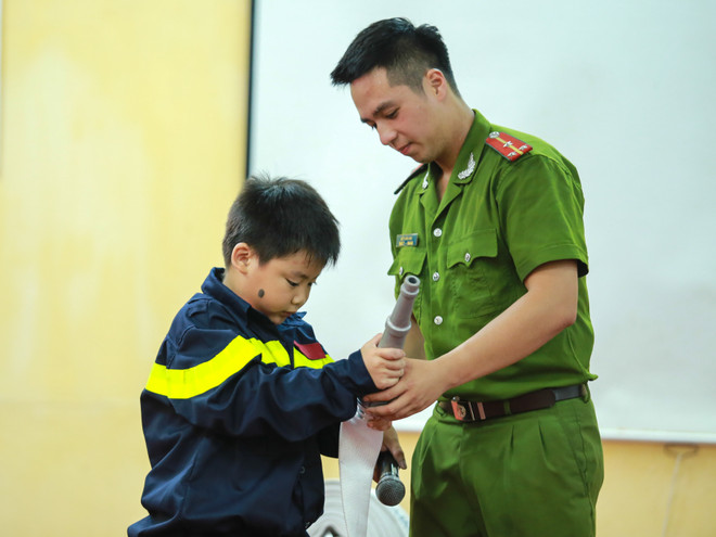 Một ngày vào vai làm lính cứu hỏa của các em nhỏ Thủ đô ảnh 3