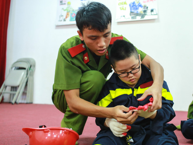 Một ngày vào vai làm lính cứu hỏa của các em nhỏ Thủ đô ảnh 6