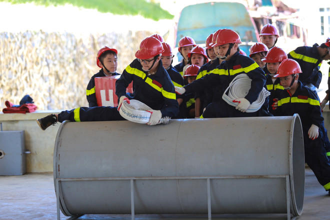 Một ngày vào vai làm lính cứu hỏa của các em nhỏ Thủ đô ảnh 7