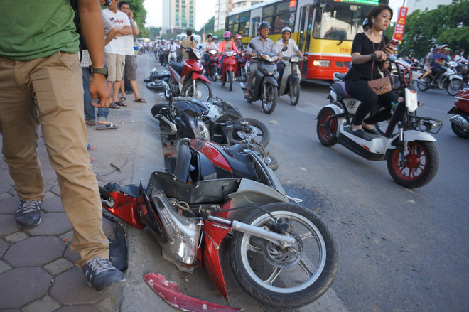 Hà Nội: Ôtô mất lái đâm liên hoàn nhiều xe máy, 10 người nhập viện ảnh 2