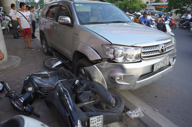 Hà Nội: Ôtô mất lái đâm liên hoàn nhiều xe máy, 10 người nhập viện ảnh 1