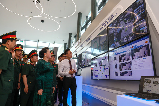 Chủ tịch Quốc hội Nguyễn Thị Kim Ngân tham quan trụ sử tập đoàn Viettel. (Ảnh: Minh Sơn/Vietnam+) Viettel cần trở thành hạt nhân cho Tổ hợp Công nghiệp Quốc phòng ảnh 1