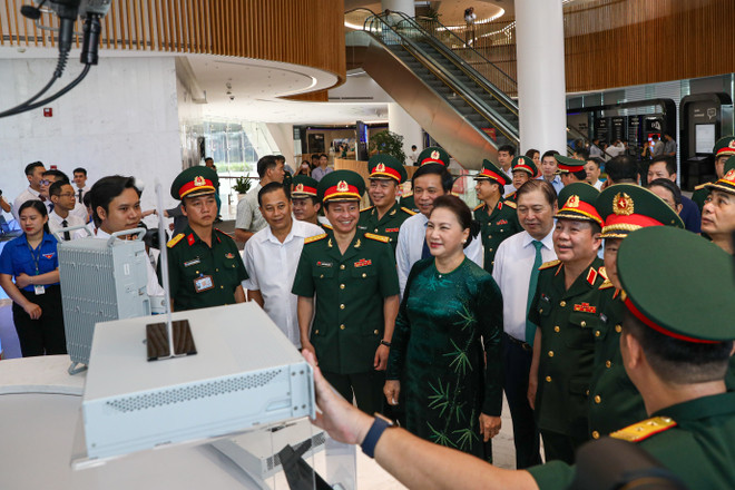 Đồng chí Nguyễn Thị Kim Ngân bày tỏ những ấn tượng, đánh giá cao những thành tựu mà Viettel đã đạt được trong gian qua và đặt ra những yêu cầu đối với Tập đoàn trong thời gian tới. (Ảnh: Minh Sơn/Vietnam+) Viettel cần trở thành hạt nhân cho Tổ hợp Công nghiệp Quốc phòng ảnh 2