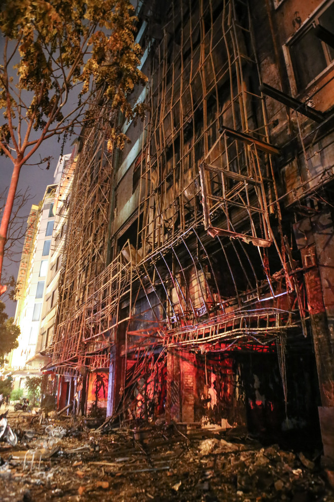 Hiện trường kinh hoàng sau vụ cháy quán karaoke ở phố Trần Thái Tông ảnh 11