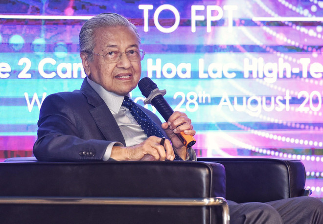 Thủ tướng Mahathir Mohamad đã có bài chia sẻ giá trị về kinh nghiệm chuyển đổi số thành công của Malaysia. (Ảnh: FPT) Thủ tướng Malaysia chia sẻ kinh nghiệm chuyển đổi số với FPT ảnh 1