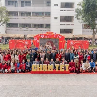 Sinh viên Trường Đại học Ngoại thương đón Tết. (Ảnh: PV/Vietnam+)