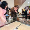 Chuyên gia quốc tế chiêm ngưỡng một số Châu bản triều Nguyễn. (Ảnh: Mai Mai/Vietnam+)