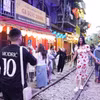 Khu phố “càphê đường tàu” vẫn tấp nập như chưa từng có… lệnh cấm. (Ảnh: Vân Anh/Vietnam+)
