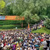 Du khách đổ về Khu Di tích Lịch sử Quốc gia đặc biệt Đền Hùng trong Lễ hội Đền Hùng (Phú Thọ). (Ảnh: Tạ Toàn/TTXVN)