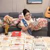 Hoa hậu Phương Oanh “gây sốt” với bộ sưu tập giấy khen khủng khi trở về quê nhà ở Hà Nội. (Ảnh: NVCC)