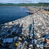 Những bãi rác thải nhựa dềnh trên bờ biển thực sự gây ám ảnh. (Ảnh: Lekima Hùng)