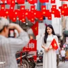 Giới trẻ tranh thủ "check-in" không khí mừng Đại lễ. (Ảnh: Hoài Nam/Vietnam+)