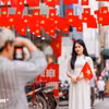 Giới trẻ tranh thủ "check-in" không khí mừng Đại lễ 30/4 vừa qua. (Ảnh: Hoài Nam/Vietnam+)