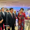 Tổng Giám đốc Thông tấn xã Việt Nam giới thiệu những hình ảnh quý trong triển lãm. (Ảnh: Mai Mai/Vietnam+)