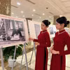 Trưng bày ảnh chuyên đề "Thành tựu 100 năm báo chí cách mạng Việt Nam" do Thông tấn xã Việt Nam thực hiện. (Ảnh: Mai Mai/Vietnam+)