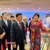 Tổng Giám đốc Thông tấn xã Việt Nam giới thiệu những hình ảnh quý trong triển lãm. (Ảnh: Mai Mai/Vietnam+)