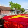 Tất bật may lá cờ Tổ quốc khổng lồ 600m2 chào mừng 80 năm Quốc khánh 2/9. (Ảnh: Minh Sơn/Vietnam+)