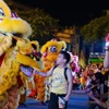 Các em nhỏ thích thú đón Tết Trung Thu 2023. (Ảnh: Khánh Hòa/TTXVN)