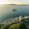 Biển Nha Trang có sức hấp dẫn đặc biệt du khách từ Ba Lan. (Ảnh: CTV/Vietnam+)