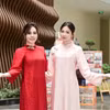 Chủ tịch Miss Multicultural Vietnam - Hoa hậu Quốc tế Phan Kim Oanh (bên trái) đồng hành cùng Hoa hậu Hà Linh về trường cũ tri ân thầy cô. (Ảnh: CTV/Vietnam+)