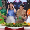 Thùy Tiên trong một phiên livestream bán kẹo rau củ Kera. (Ảnh chụp màn hình)