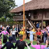 Bà Lê Thị Bích Trân, phu nhân Thủ tướng Phạm Minh Chính và bà Ishiba Yoshiko, Phu nhân Thủ tướng Nhật Bản đến thăm Làng Văn hóa-Du lịch các dân tộc Việt Nam, ngày 28/4 vừa qua. (Ảnh: TTXVN)
