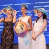 Đương kim Miss World Opal Suchata cùng thí sinh Miss World 2026 nhận món quà là chiếc nón lá mang đậm tinh thần văn hóa Việt Nam. (Ảnh: BTC)