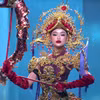 Yến Nhi diện trang phục lấy cảm hứng từ nghệ thuật múa rối nước trên sàn diễn Miss Grand International 2025. 