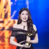 Hoa hậu Thiên Ân nhận giải thưởng Nữ diễn viên được yêu thích nhất tại lễ trao giải Ngôi Sao Xanh 2025. (Ảnh: CTV/Vietnam+)