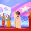 Trình diễn trang phục truyền thống của Việt Nam và Hàn Quốc tại Lễ Khai mạc Lễ hội Việt Nam-Hàn Quốc tại Đà Nẵng. (Ảnh: Trần Lê Lâm/TTXVN)