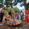 Du khách quốc tế tham quan Văn Miếu-Quốc Tử Giám. (Ảnh: Huy Hoàng/Vietnam+)