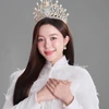 Kiều Duy trên trang chủ Miss International hưởng ứng tinh thần 2/9 với áo dài trắng. (Ảnh: CTV/Vietnam+)