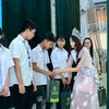 Hoa hậu Hà Linh trao những phần quà đặc biệt cho các em học sinh học giỏi có hoàn cảnh khó khăn. (Ảnh: CTV/Vietnam+)