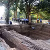 Du khách tham quan điểm khai quật tại chùa Linh Sơn, thuộc Khu di tích Óc Eo, xã Óc Eo, tỉnh An Giang. (Ảnh: Công Mạo/TTXVN)
