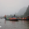 Lễ hội Chùa Hương năm nay dùng đò chèo tay, mang lại trải nghiệm chậm rãi, trang nghiêm, đúng tinh thần về miền đất Phật cho du khách. (Ảnh: TTXVN)