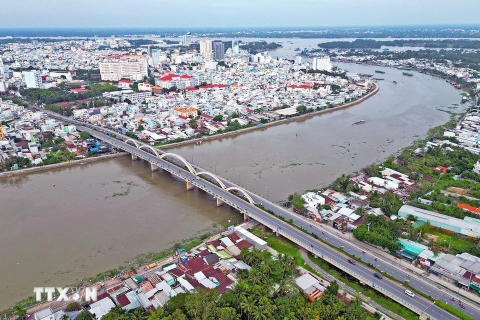 Cầu Quang Trung tại cửa ngõ phía Nam thành phố đóng vai trò là đòn bẩy thúc đẩy phát triển kinh tế và thu hút đầu tư. (Ảnh: Tuấn Anh/TTXVN)