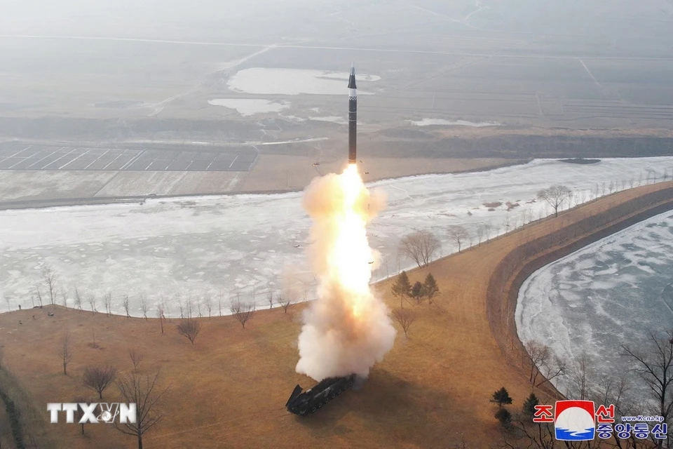 Ngày 7/1, Hãng thông tấn trung ương Triều Tiên (KCNA) đưa tin nước này đã tiến hành thử nghiệm thành công một loại tên lửa tầm trung siêu thanh mới trước đó một ngày. (Ảnh: Yonhap/TTXVN)