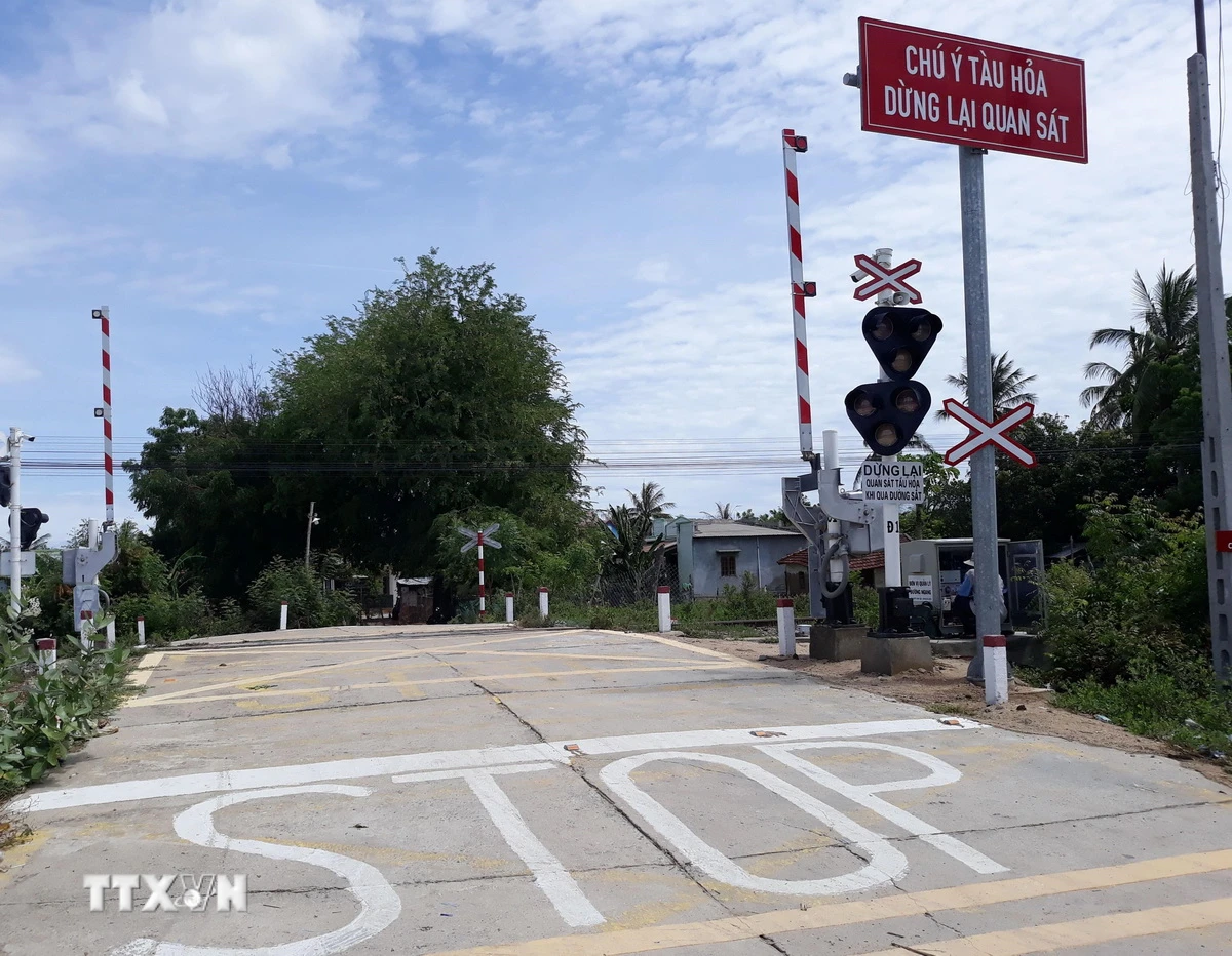 Hơn 100 vi phạm giao thông tại điểm giao cắt đường bộ - đường sắt trong một ngày