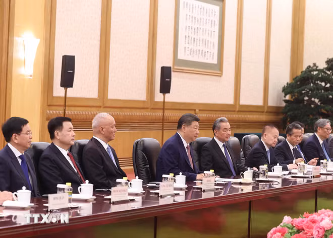 Tổng Bí thư, Chủ tịch nước Trung Quốc Tập Cận Bình và thành viên Đoàn cấp cao Trung Quốc tại cuộc hội đàm với Tổng Bí thư, Chủ tịch nước Tô Lâm và Đoàn cấp cao Việt Nam. Ảnh: TTXVN