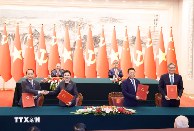 Lễ ký các văn kiện hợp tác giữa hai nước Việt Nam - Trung Quốc ttxvn-tong-bi-thu-chu-tich-nuoc-to-lam-va-tong-bi-thu-chu-tich-nuoc-tap-can-binh-chung-kien-le-ky-cac-van-kien-hop-tac-giua-hai-nuoc-8702438.jpg