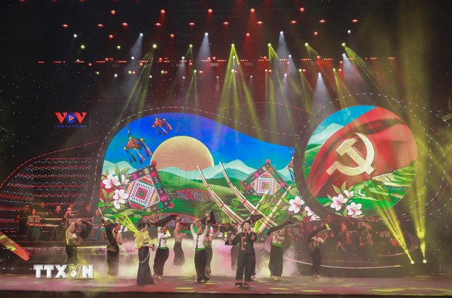 ttxvn-dai-hoi-xiv-cua-dang-dem-nghe-thuat-voi-dang-ven-toan-niem-tin-yeu-8513037-3.jpg
