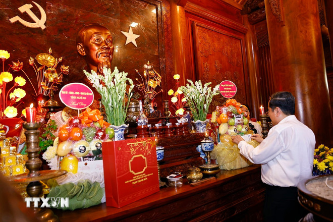 ttxvn-chu-tich-quoc-hoi-dang-huong-tuong-niem-bac-ho-tai-nghe-an-8612720-3.jpg