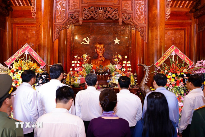 ttxvn-chu-tich-quoc-hoi-dang-huong-tuong-niem-bac-ho-tai-nghe-an-8612720-2.jpg
