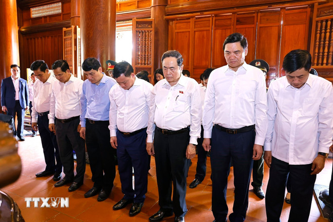 ttxvn-chu-tich-quoc-hoi-dang-huong-tuong-niem-bac-ho-tai-nghe-an-8612720-9.jpg