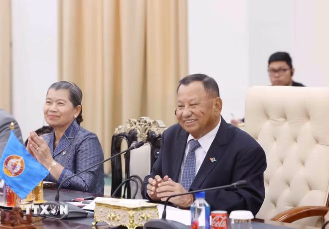 ttxvn-thuong-truc-ban-bi-thu-tran-cam-tu-hoi-dam-voi-pho-chu-tich-truong-ban-thuong-truc-ban-thuong-vu-cpp-say-chhum-8692906-11.jpg